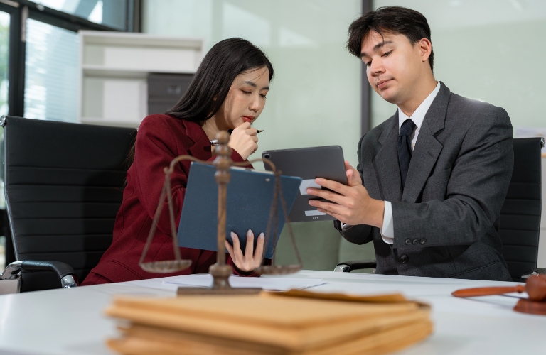 Lawyers review tablet chat messages during lawsuit
